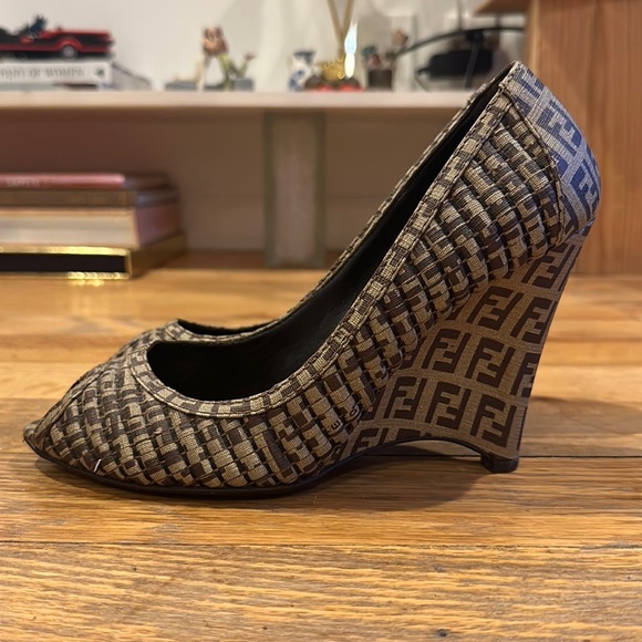 FENDI SIGNATURE WEDGE PLATFORM 6 CM IN BEIGE FIBRE WITH BROWN EMBROIDERED LOGO